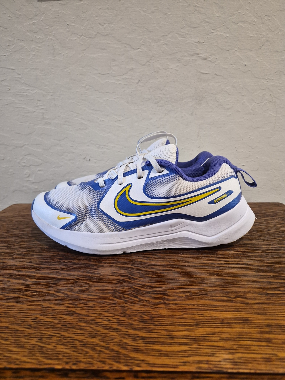 Nike Cosmic Runner GS Athletic Running Shoes 
Boy's Size 6Y
